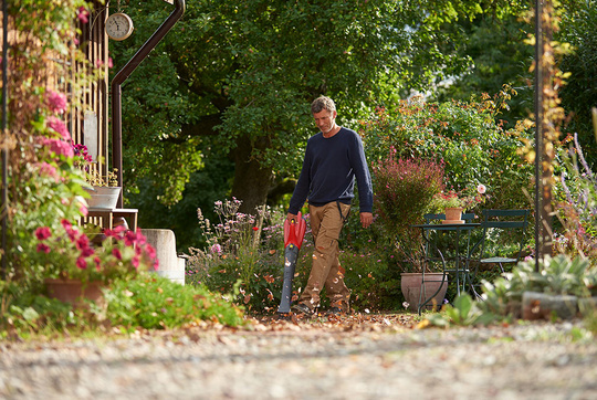 Mann_mit_Laubblaeser_Wolf_Garten