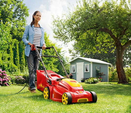 Gartentipps-woman_with_mower