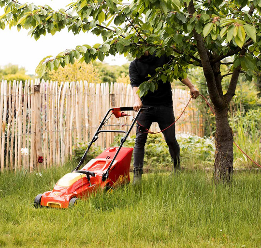 Wolf-Garten_April_Rasenmaehen