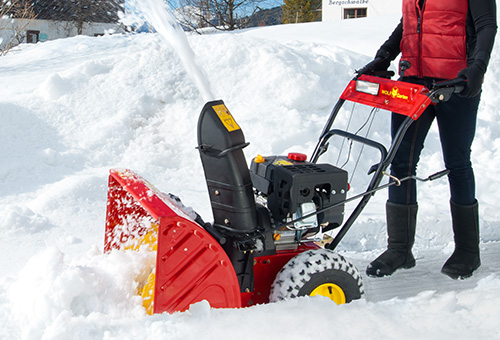 Große Schneemengen räumen mit Schneefräse