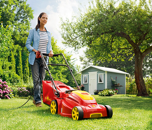 WG_Gartentipps-woman_with_mower