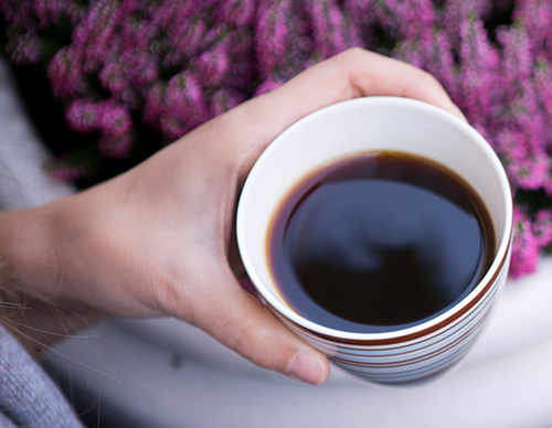 Person hält Kaffeetasse